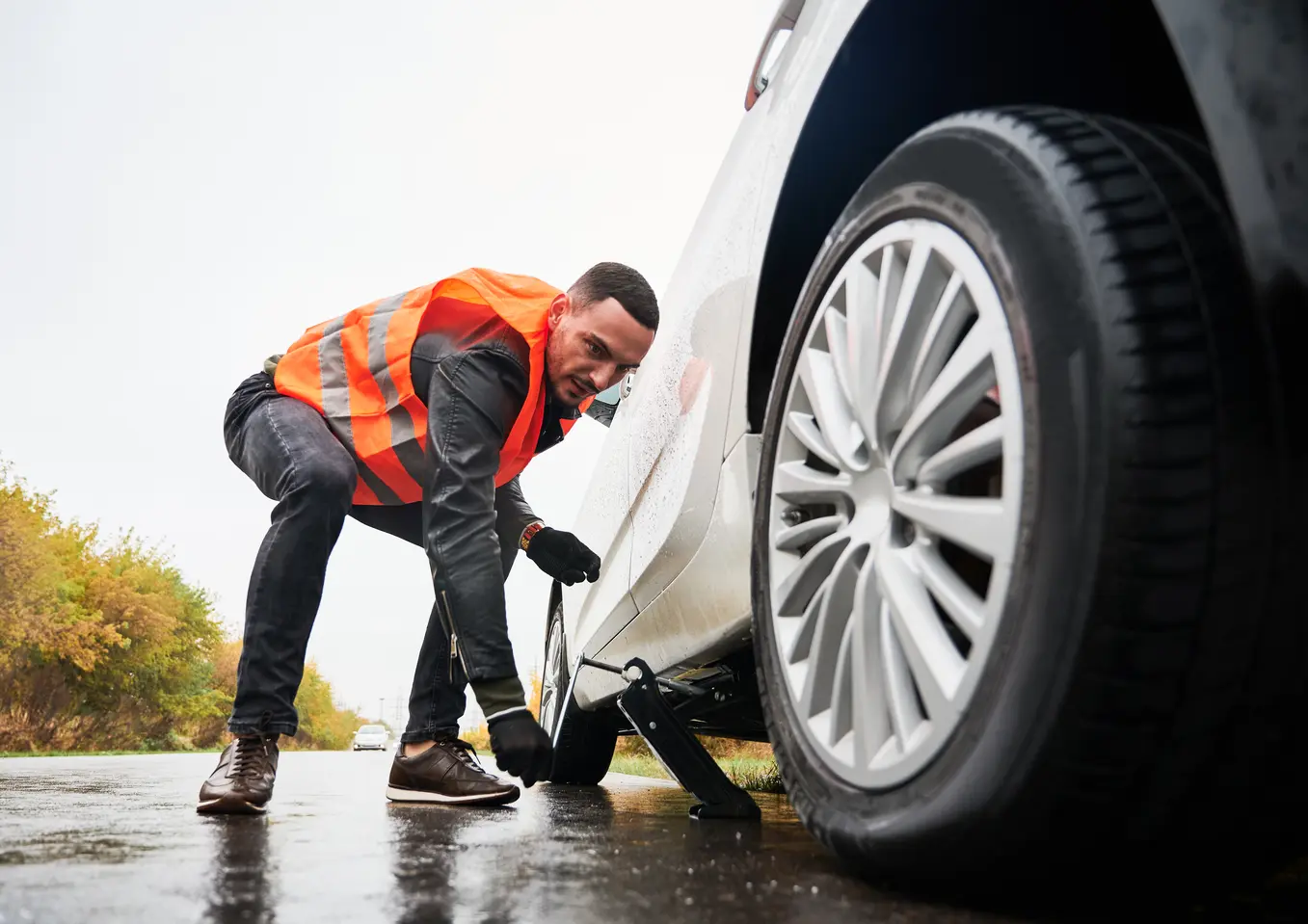 emergency mechanic lifting vehicle with car jack o 2023 11 27 05 23 21 utc 1 1